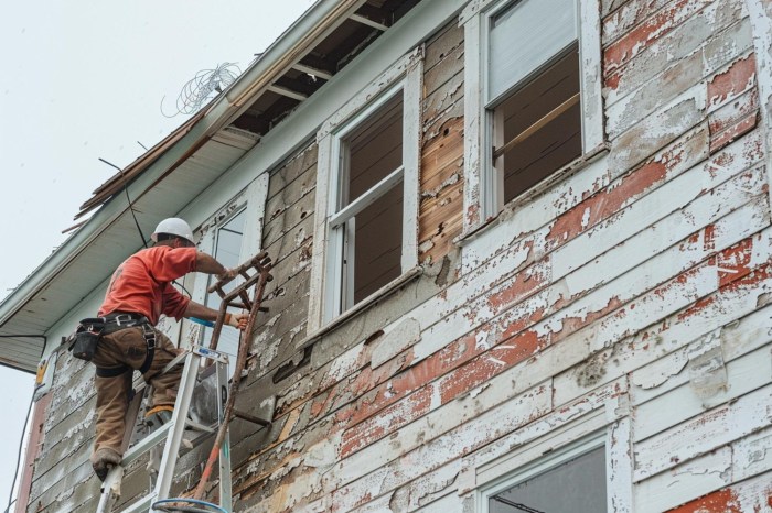Why you should schedule siding repair services before cold weather